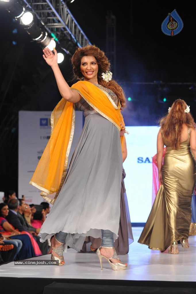 Bolly Celebs at Smile Foundation 5th Edition Charity Fashion Show - 45 / 228 photos