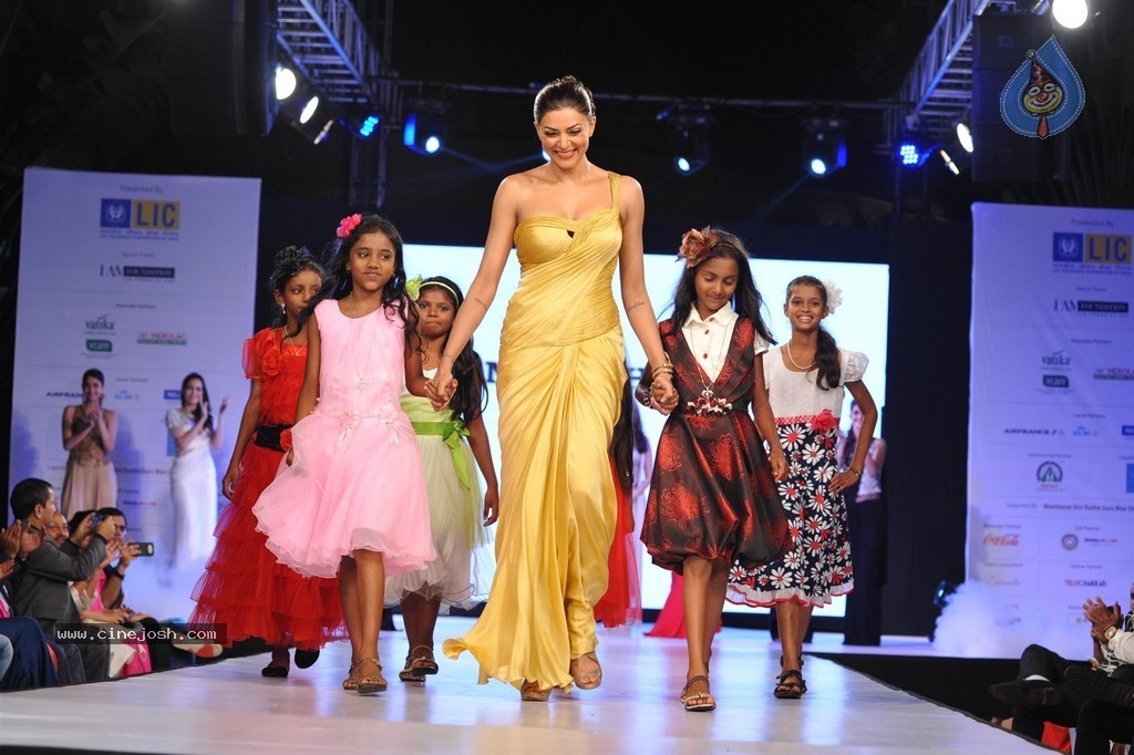 Bolly Celebs at Smile Foundation 5th Edition Charity Fashion Show - 86 / 228 photos
