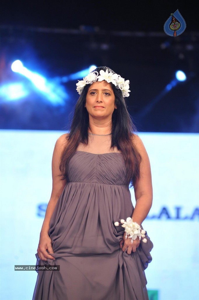 Bolly Celebs at Smile Foundation 5th Edition Charity Fashion Show - 89 / 228 photos