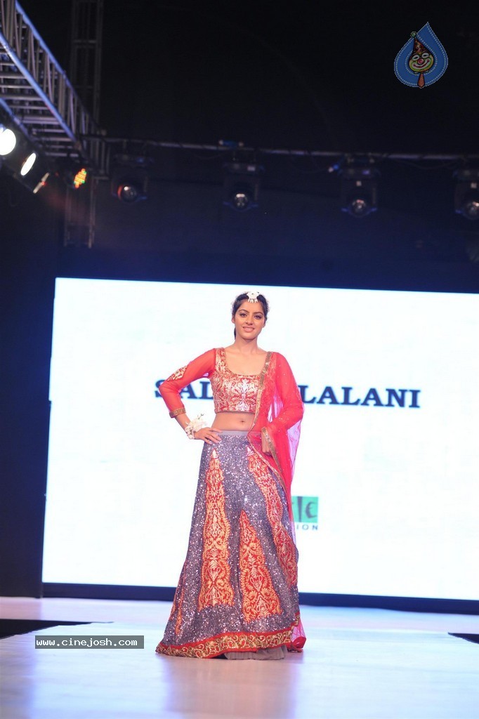 Bolly Celebs at Smile Foundation 5th Edition Charity Fashion Show - 96 / 228 photos