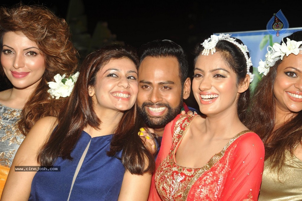 Bolly Celebs at Smile Foundation 5th Edition Charity Fashion Show - 99 / 228 photos