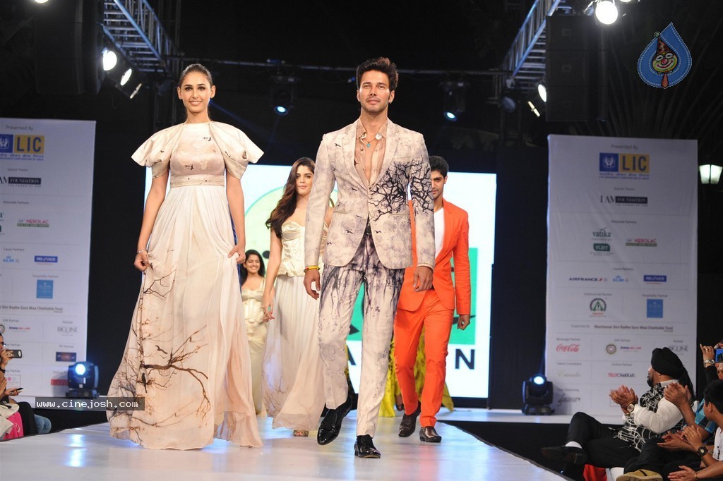 Bolly Celebs at Smile Foundation 5th Edition Charity Fashion Show - 103 / 228 photos