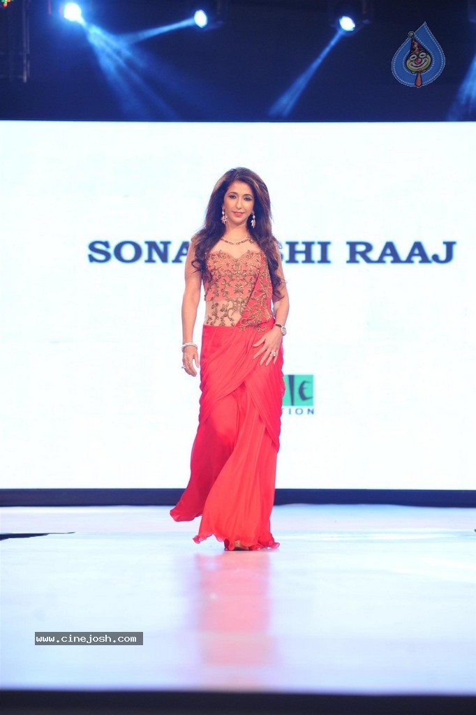 Bolly Celebs at Smile Foundation 5th Edition Charity Fashion Show - 105 / 228 photos