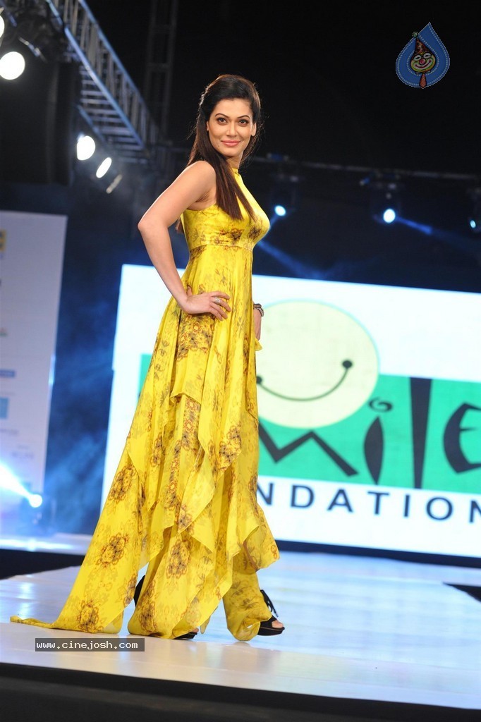 Bolly Celebs at Smile Foundation 5th Edition Charity Fashion Show - 109 / 228 photos