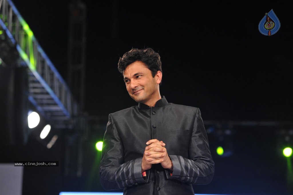Bolly Celebs at Smile Foundation 5th Edition Charity Fashion Show - 113 / 228 photos