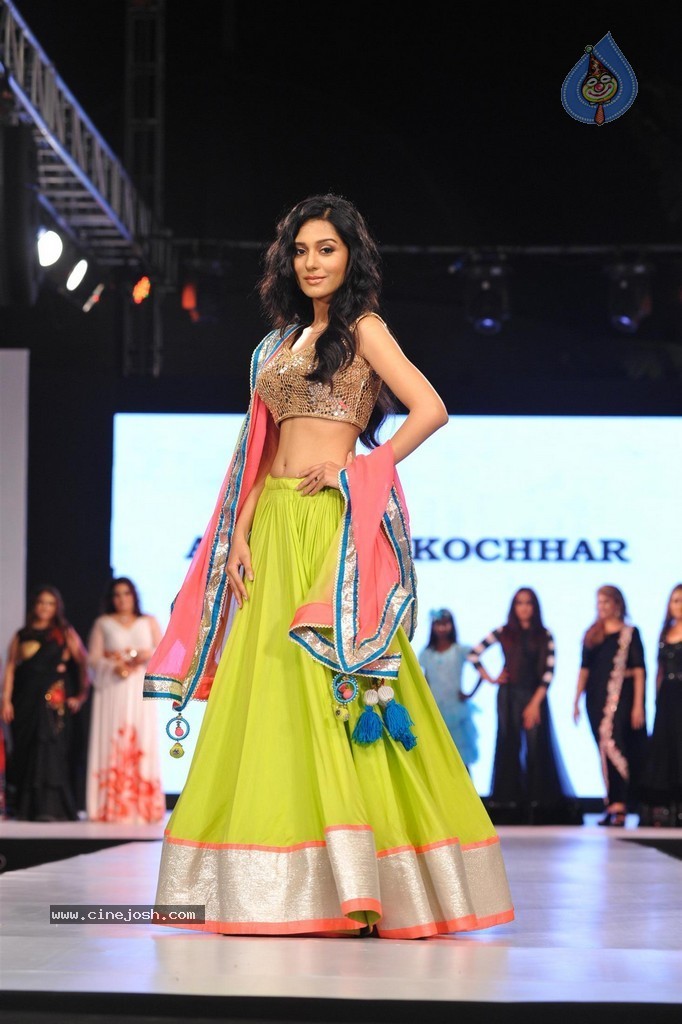 Bolly Celebs at Smile Foundation 5th Edition Charity Fashion Show - 116 / 228 photos