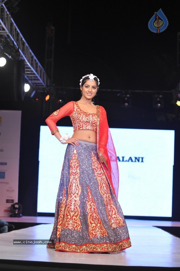 Bolly Celebs at Smile Foundation 5th Edition Charity Fashion Show - 133 / 228 photos