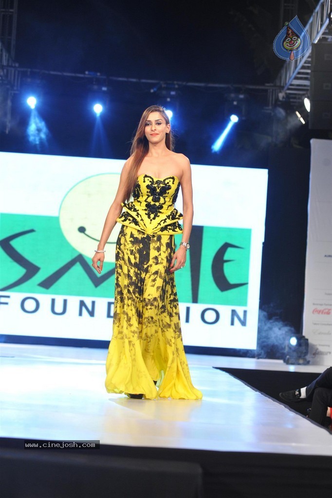 Bolly Celebs at Smile Foundation 5th Edition Charity Fashion Show - 145 / 228 photos