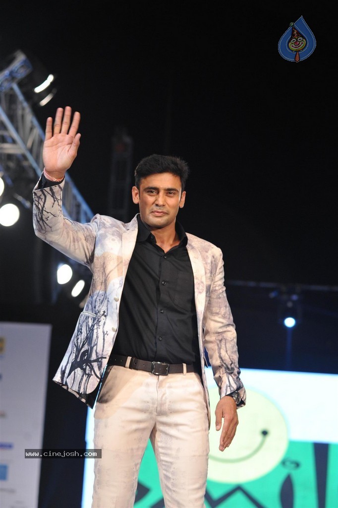 Bolly Celebs at Smile Foundation 5th Edition Charity Fashion Show - 192 / 228 photos