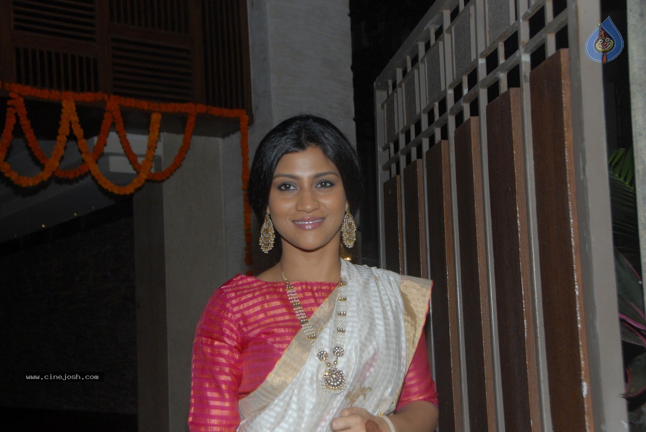 Bolly Celebs at Soha Ali Khan Wedding Party - 71 / 80 photos
