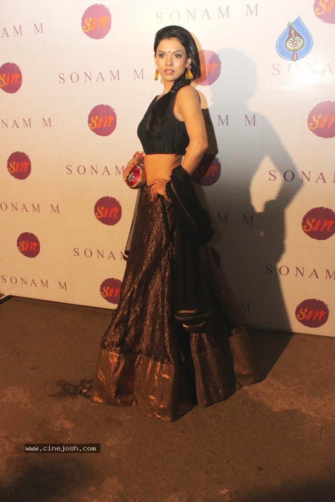 Bolly Celebs at Sonam Modi Spring Summer Collection - 18 / 43 photos