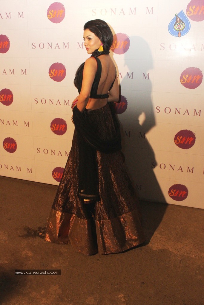 Bolly Celebs at Sonam Modi Spring Summer Collection - 37 / 43 photos