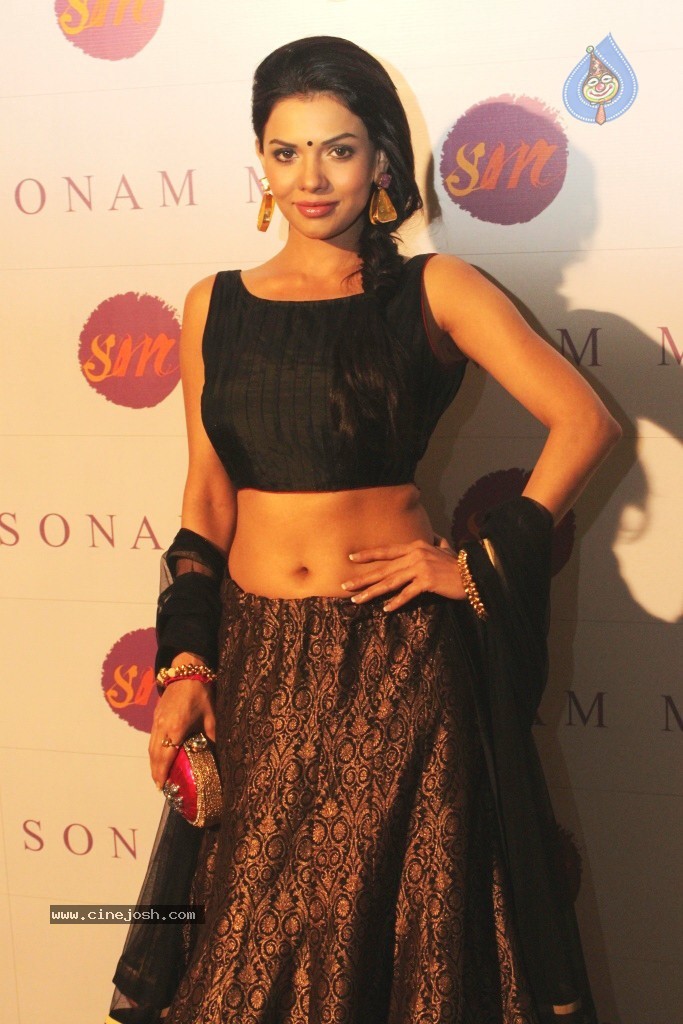 Bolly Celebs at Sonam Modi Spring Summer Collection - 40 / 43 photos