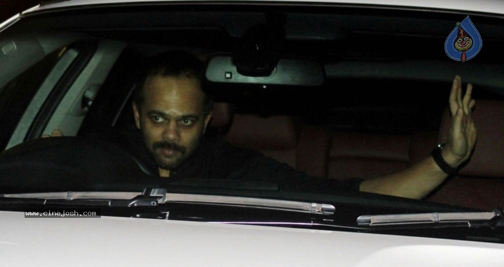 Bolly Celebs at SRK Eid Party - 6 / 39 photos