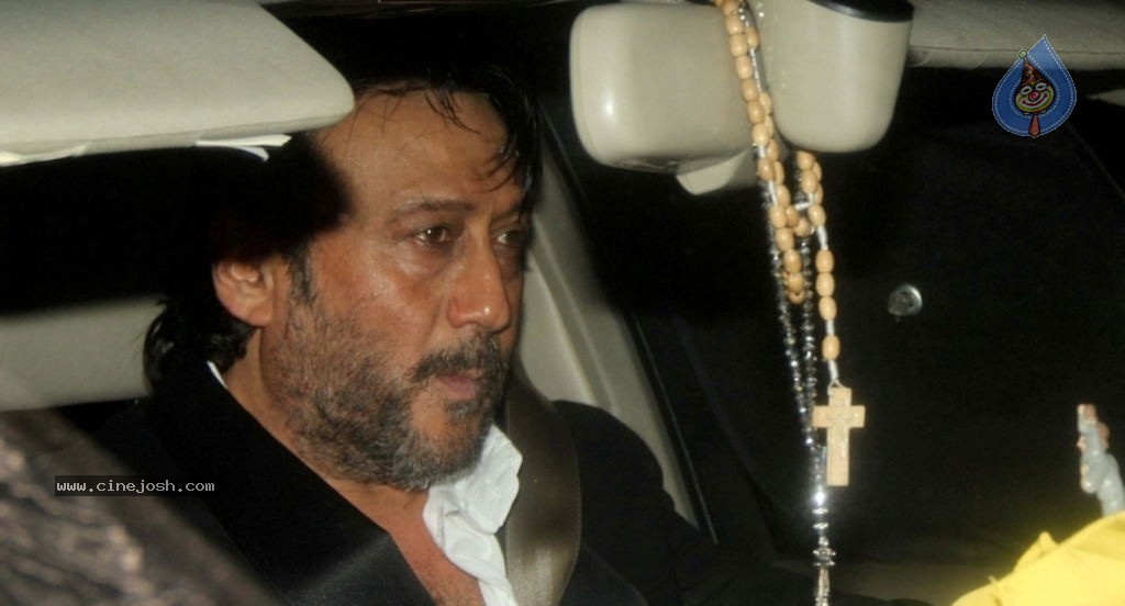 Bolly Celebs at SRK Eid Party - 7 / 39 photos