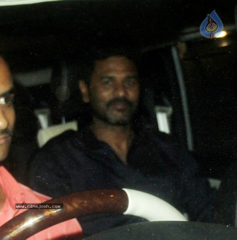Bolly Celebs at SRK Eid Party - 22 / 39 photos