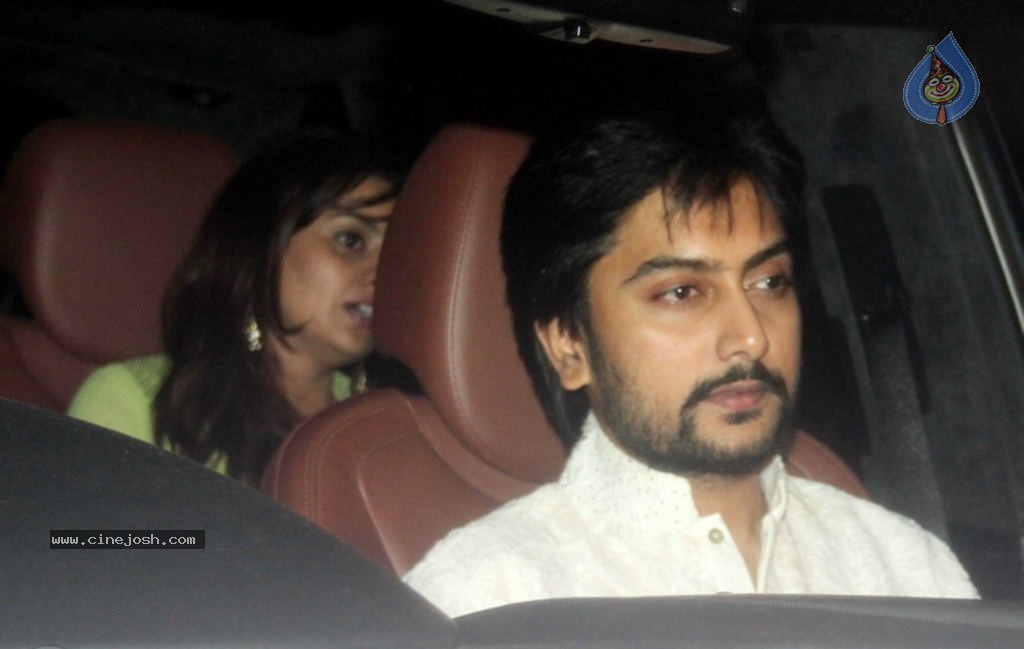 Bolly Celebs at SRK Eid Party - 24 / 39 photos