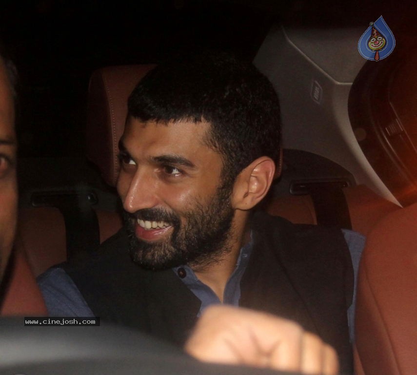 Bolly Celebs at SRK Eid Party - 25 / 39 photos