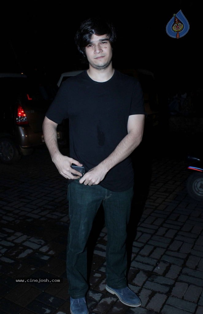 Bolly Celebs at SRK Eid Party - 26 / 39 photos