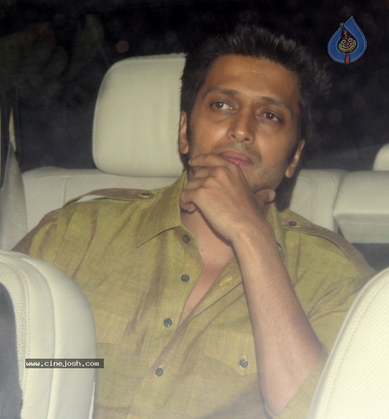 Bolly Celebs at SRK Eid Party - 27 / 39 photos