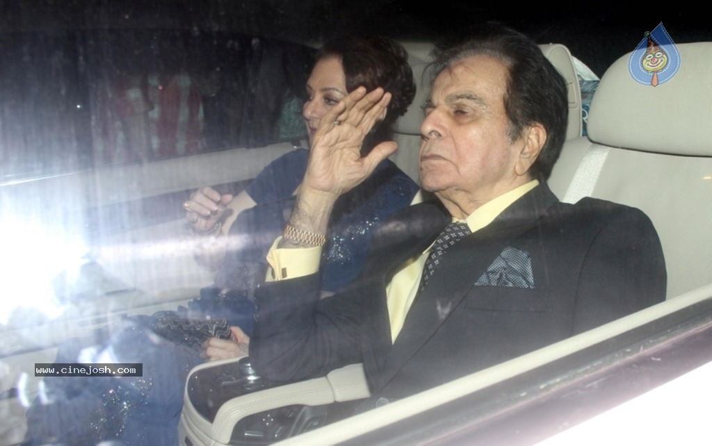 Bolly Celebs at SRK Eid Party - 28 / 39 photos