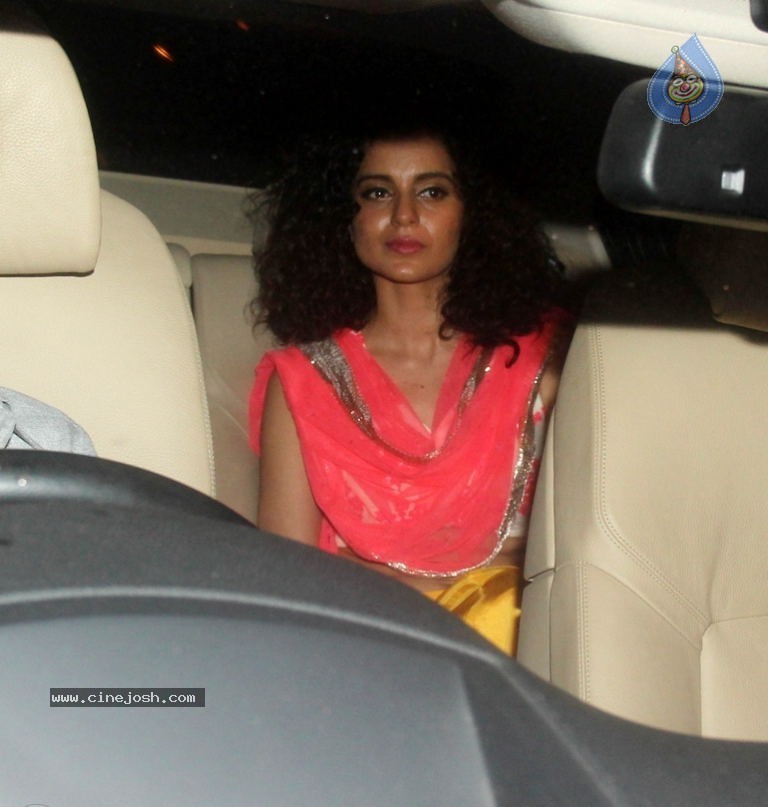 Bolly Celebs at SRK Eid Party - 33 / 39 photos