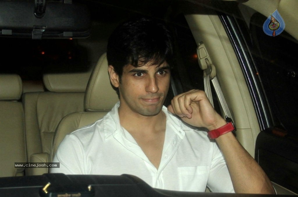 Bolly Celebs at SRK Eid Party - 34 / 39 photos