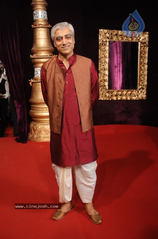 Bolly Celebs at Star Parivaar Awards 2010 - 10 / 52 photos
