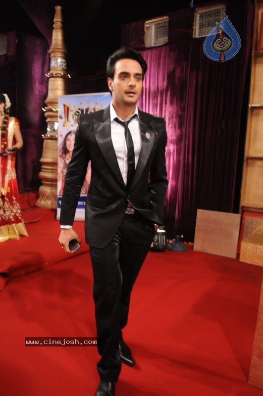 Bolly Celebs at Star Parivaar Awards 2010 - 34 / 52 photos