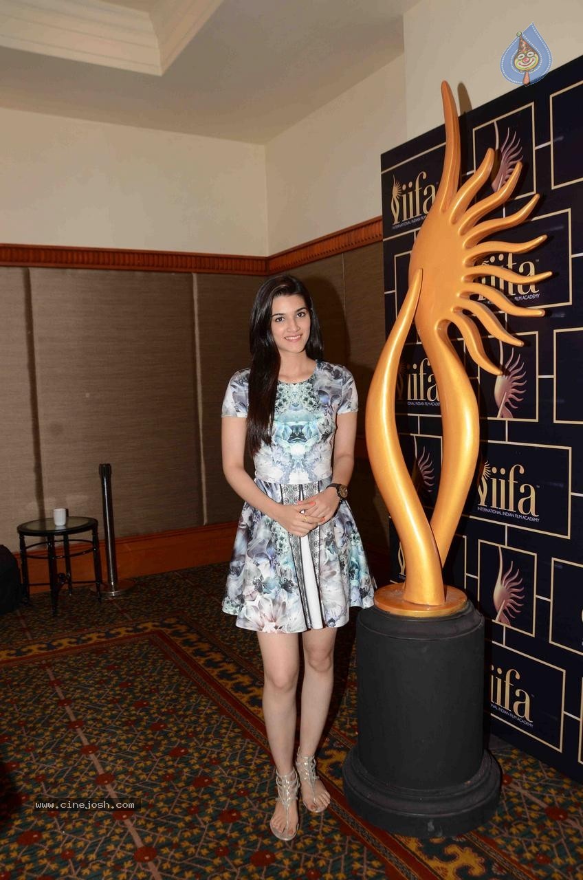Bolly Celebs at The 16th IIFA Voting Weekend - 60 / 86 photos