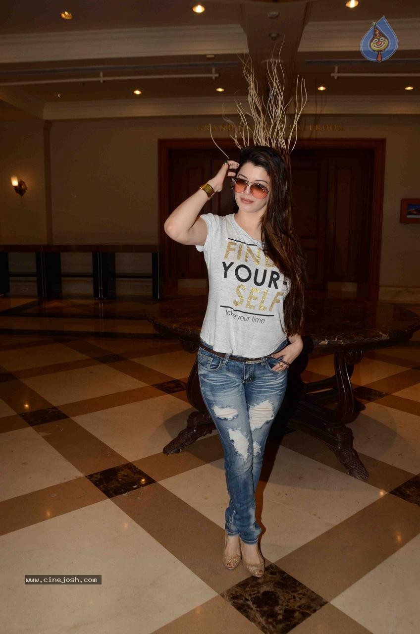 Bolly Celebs at The 16th IIFA Voting Weekend - 64 / 86 photos