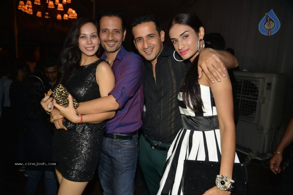 Bolly Celebs at Tulip Joshi Bday Bash - 32 / 34 photos
