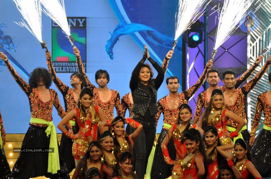Bolly Celebs at UMANG 2014 - 26 / 108 photos