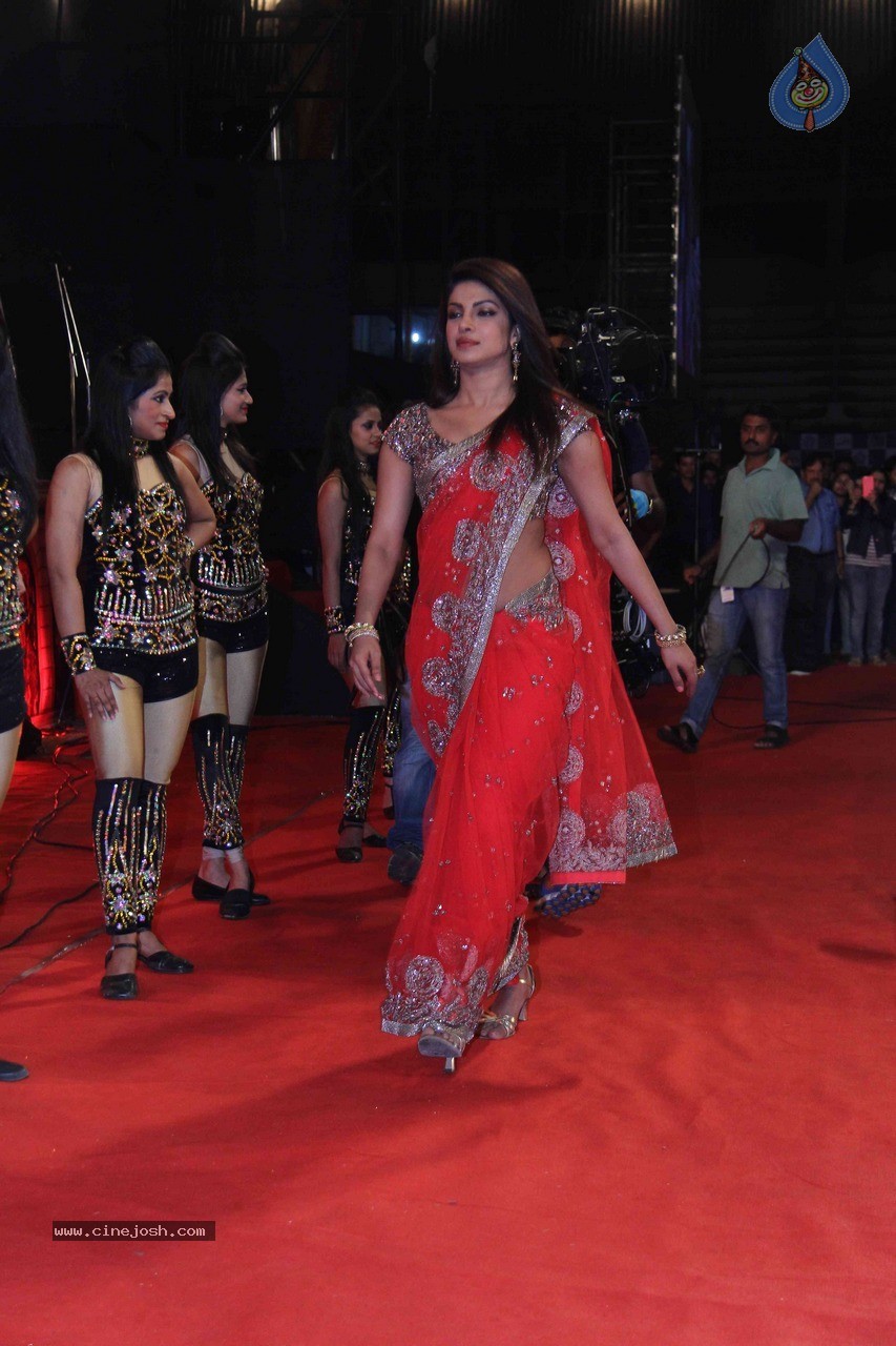 Bolly Celebs at Umang Event 02 - 24 / 98 photos
