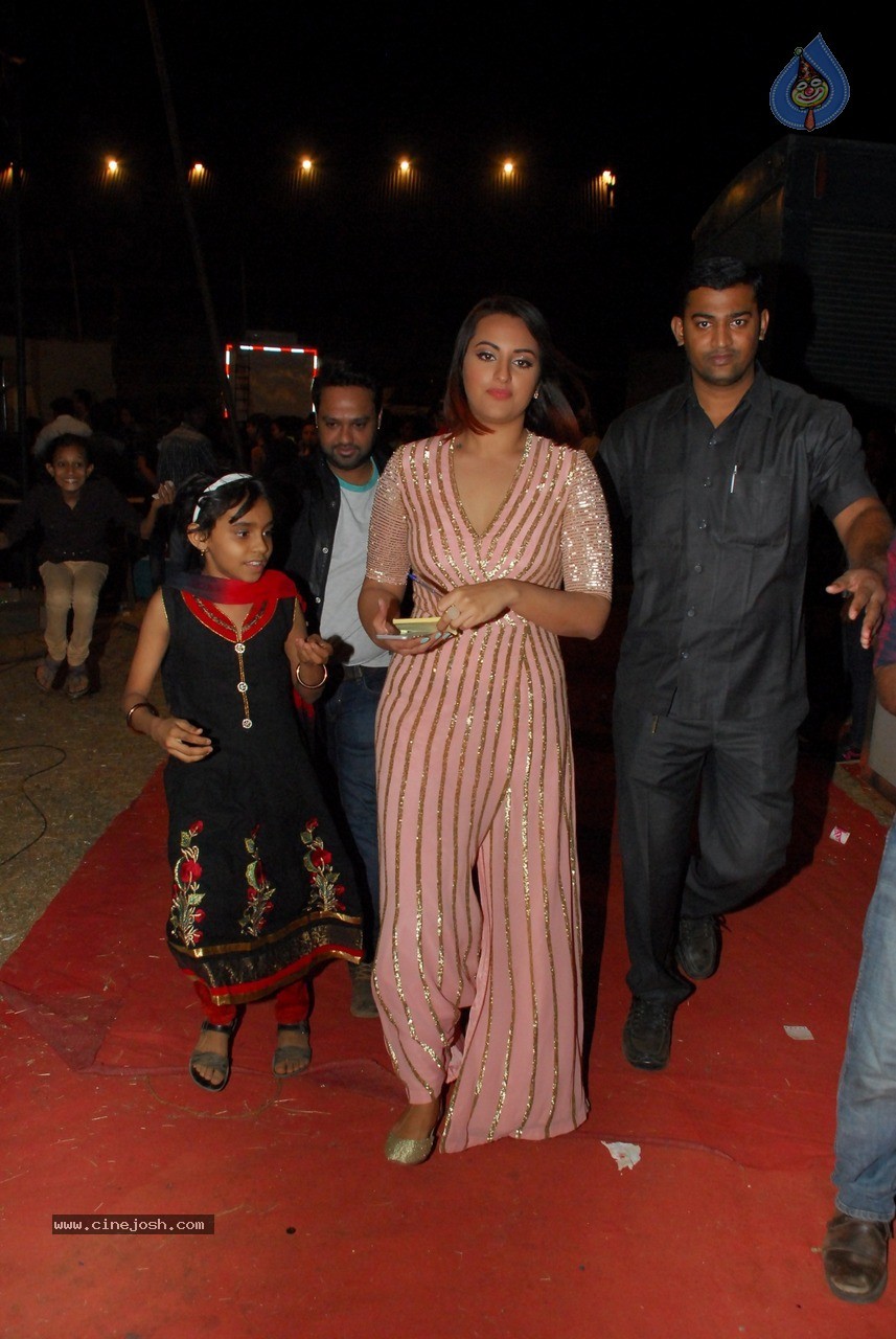 Bolly Celebs at Umang Event 02 - 50 / 98 photos
