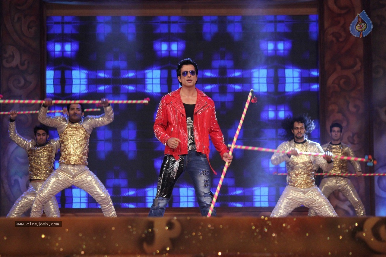 Bolly Celebs at Umang Event 02 - 63 / 98 photos
