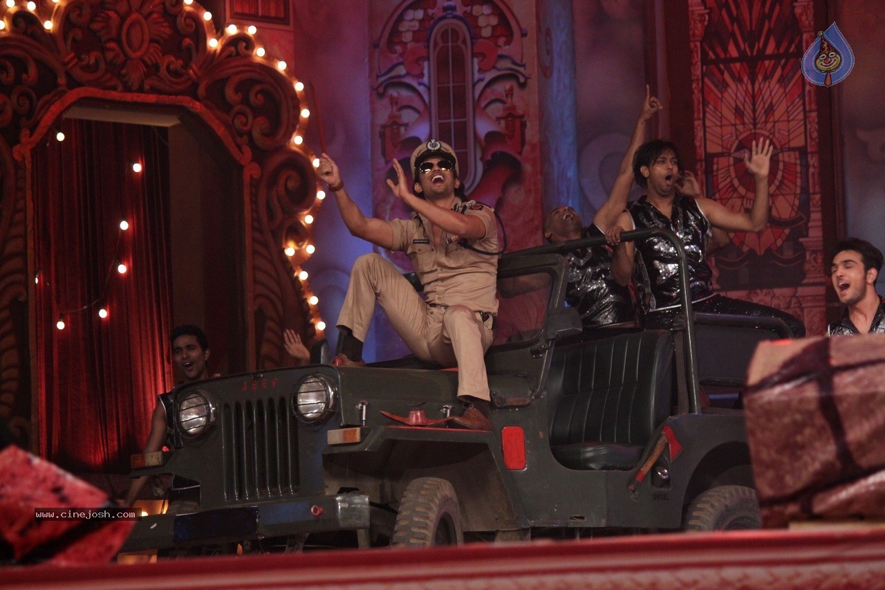 Bolly Celebs at Umang Event 02 - 80 / 98 photos