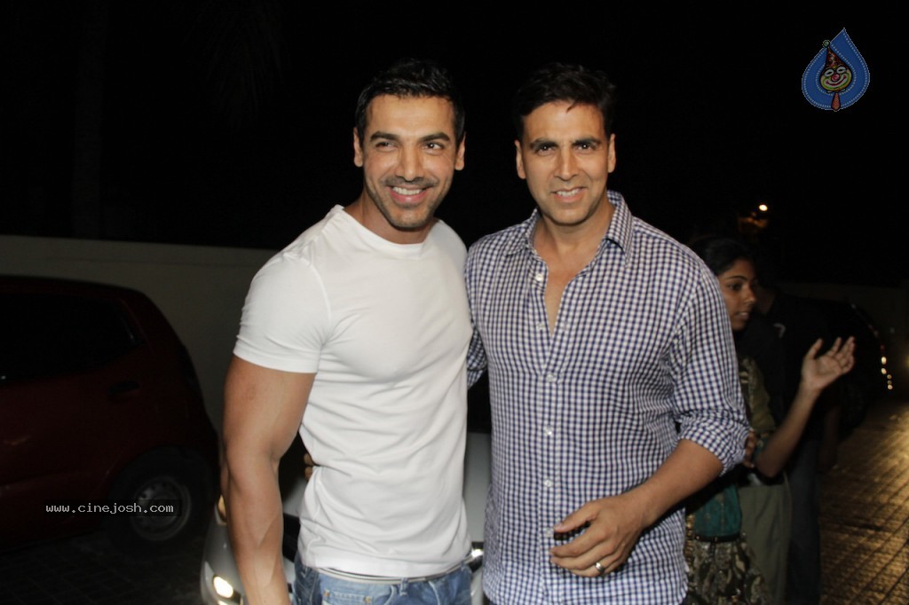 Celebs at Vicky Donor Premiere - 16 / 41 photos