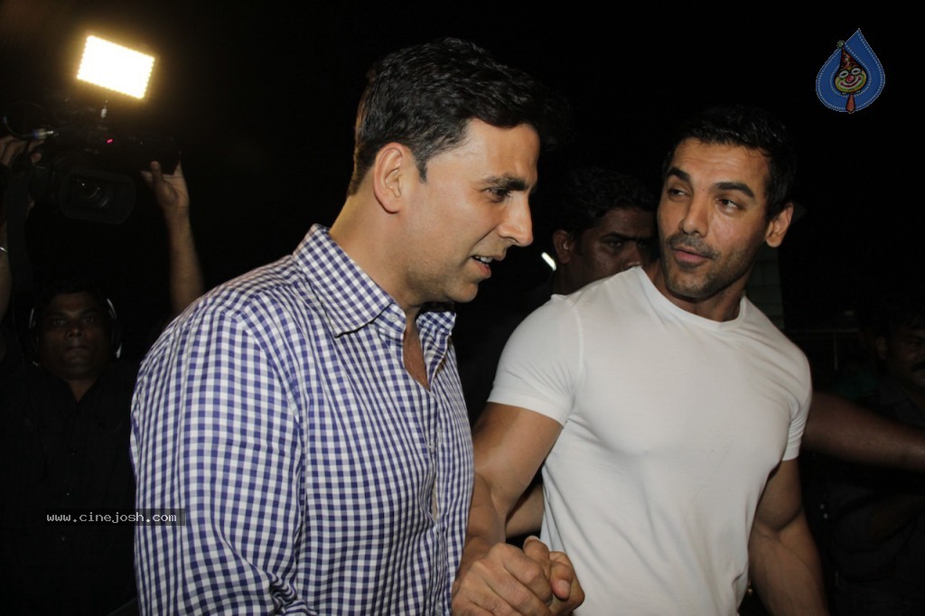 Celebs at Vicky Donor Premiere - 22 / 41 photos