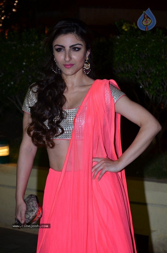 Bolly Celebs at Vishesh Bhatt Wedding Reception - 64 / 136 photos