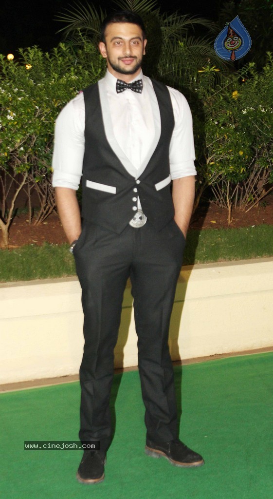 Bolly Celebs at Vishesh Bhatt Wedding Reception - 104 / 136 photos