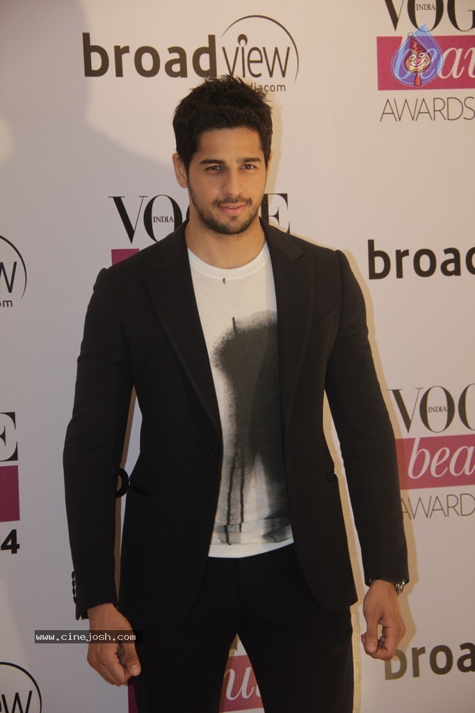 Bolly Celebs at VOGUE BEAUTY Awards 2014 - 35 / 47 photos