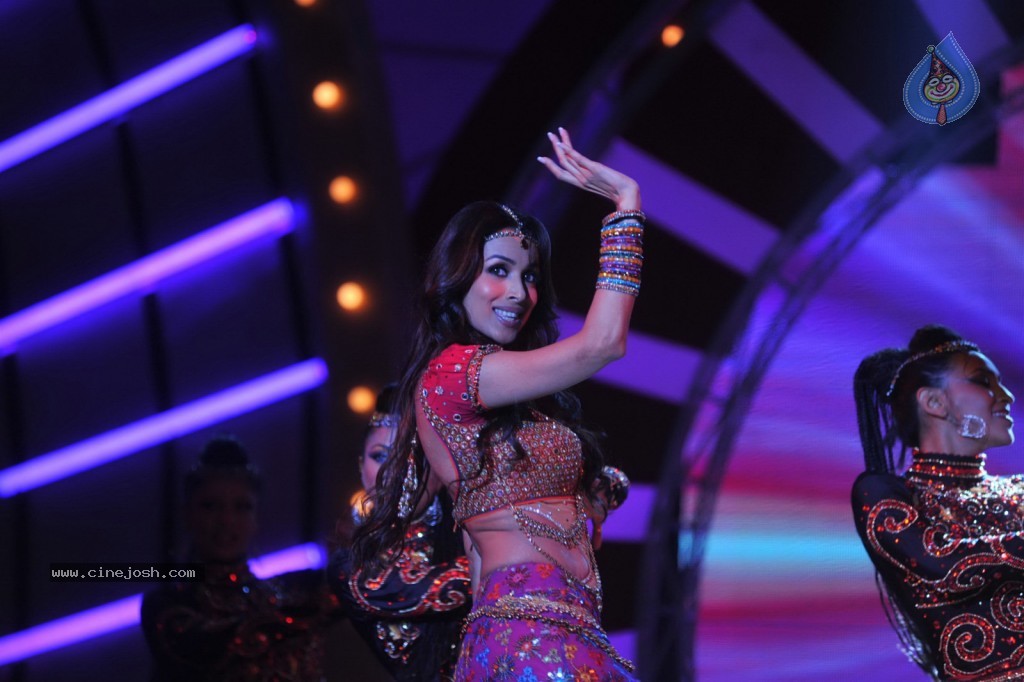 Bolly Celebs at Women Prerna Awards - 38 / 128 photos