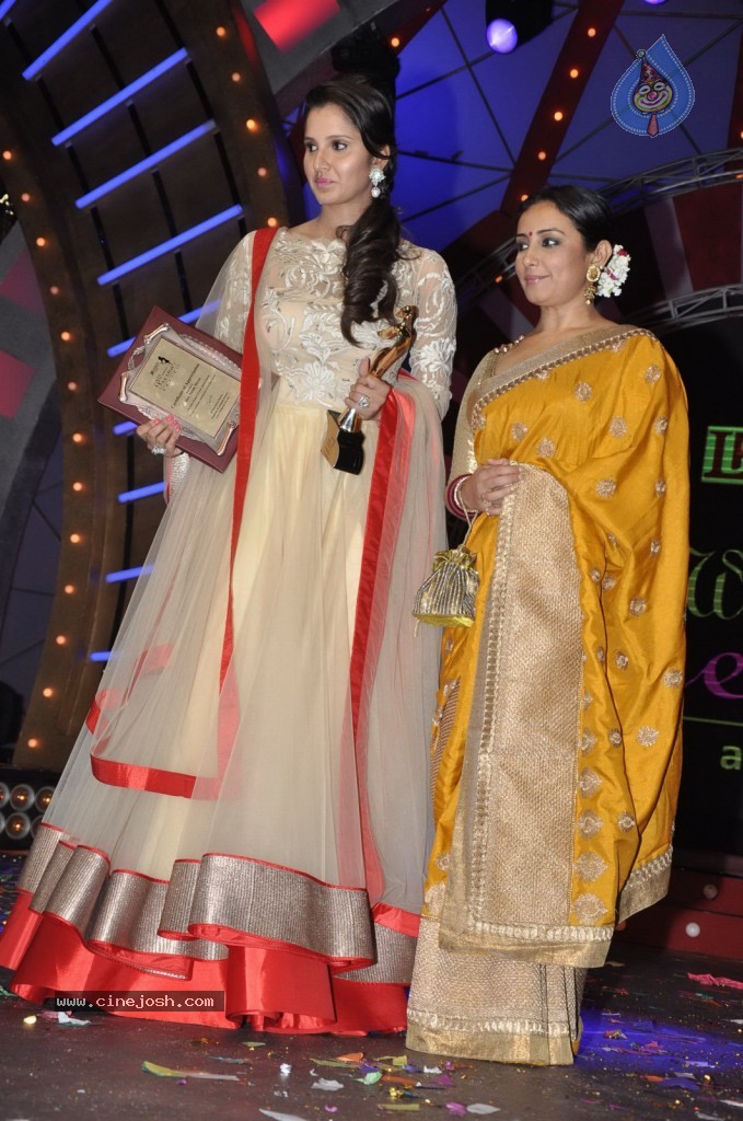 Bolly Celebs at Women Prerna Awards - 69 / 128 photos