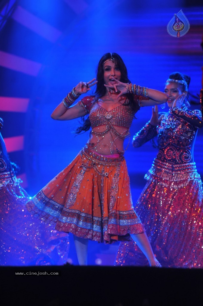 Bolly Celebs at Women Prerna Awards - 72 / 128 photos
