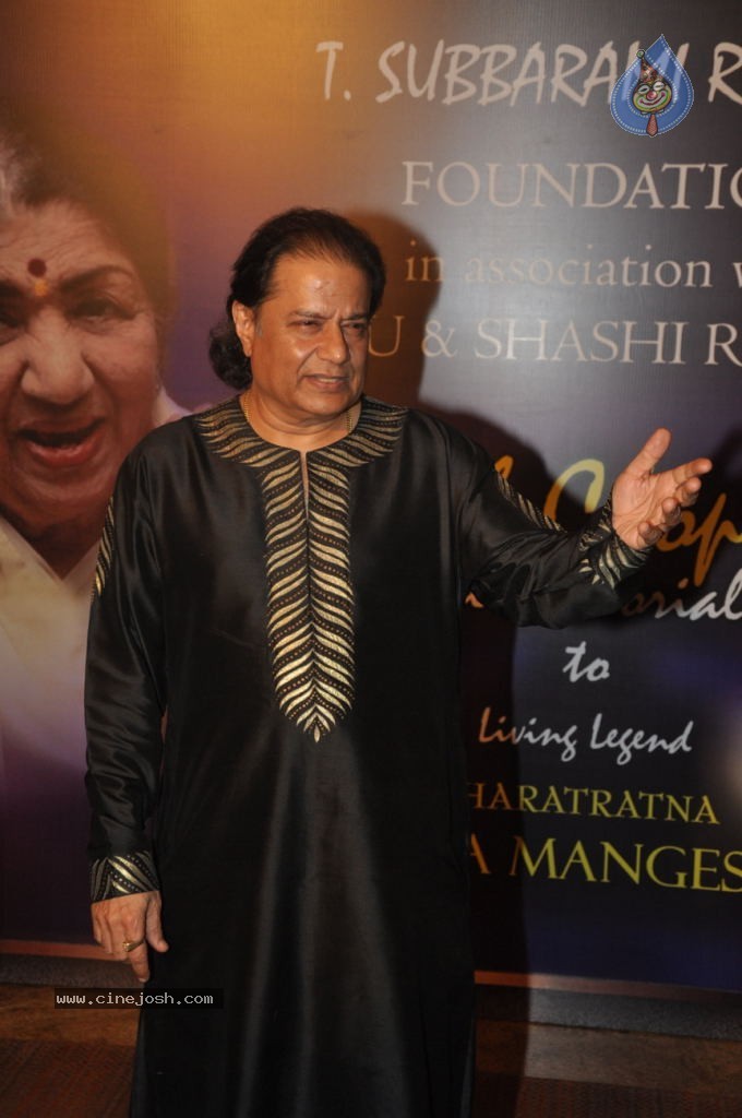 Bolly Celebs at Yash Chopra Memorial Awards - 10 / 125 photos