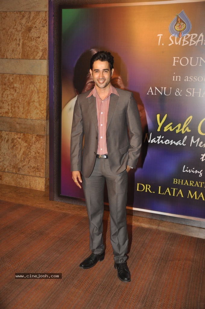 Bolly Celebs at Yash Chopra Memorial Awards - 85 / 125 photos