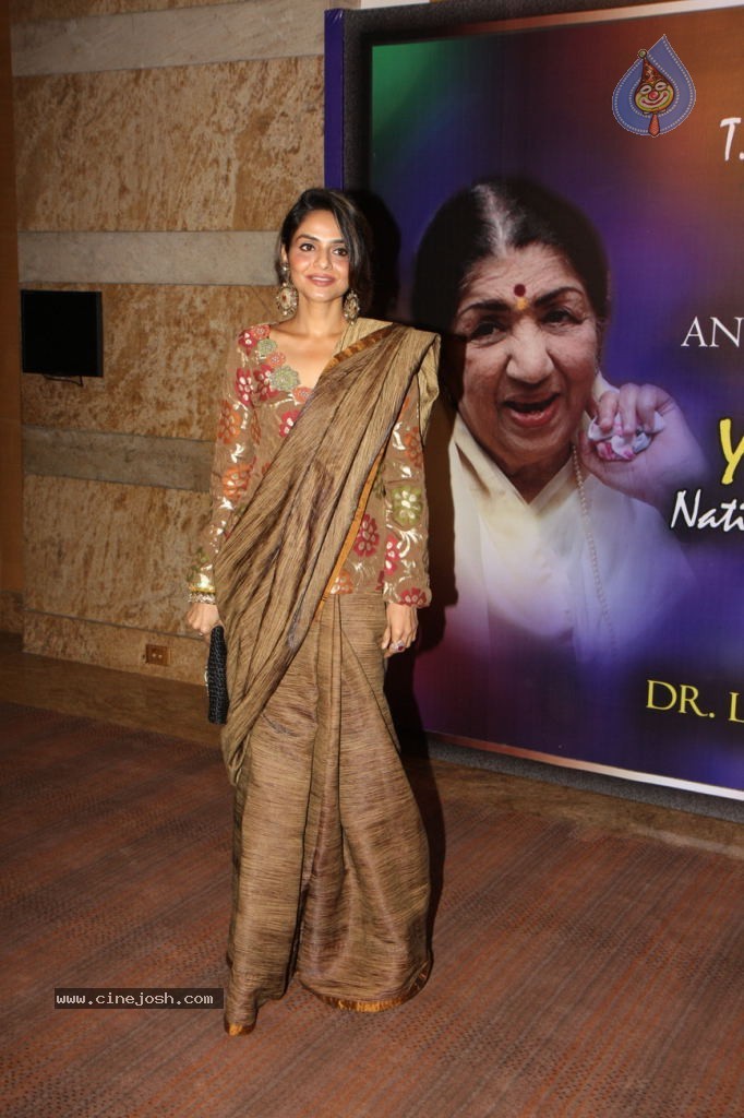 Bolly Celebs at Yash Chopra Memorial Awards - 91 / 125 photos