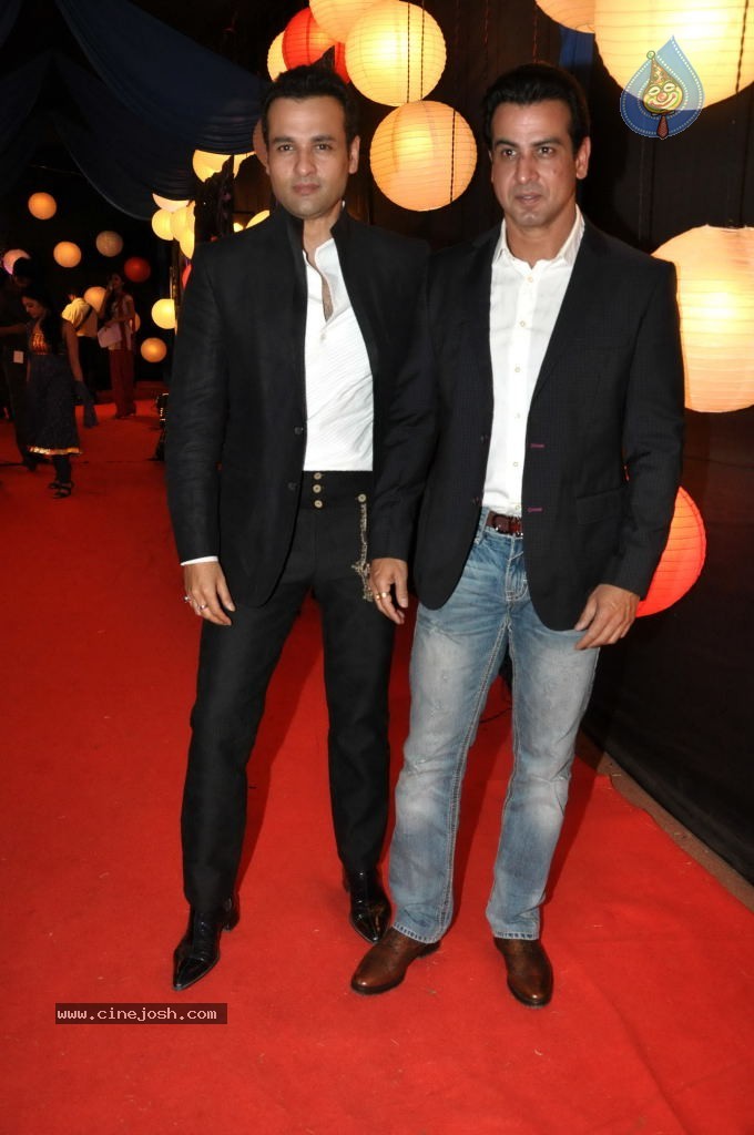 Bolly Celebs at ZEE Rishtey Awards 2011 - 9 / 59 photos