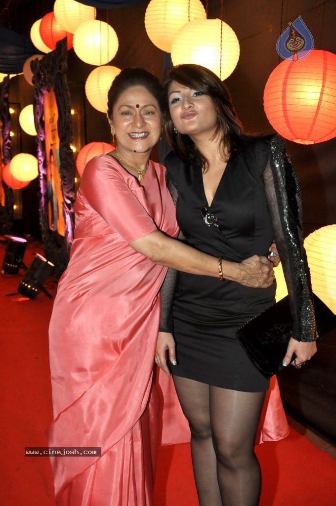 Bolly Celebs at ZEE Rishtey Awards 2011 - 12 / 59 photos